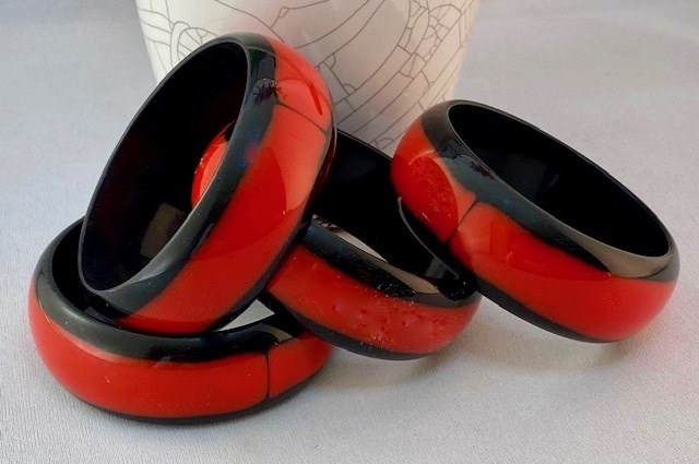 LG49  60s black and red lucite bangle